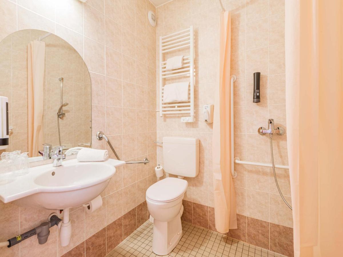 B&B Hotel Strasbourg Aeroport Holtzheim Exteriör bild