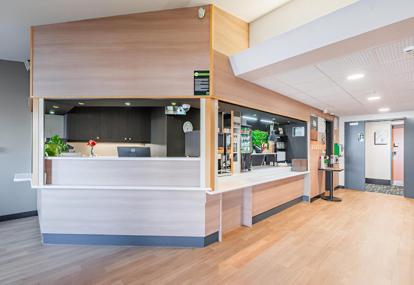 B&B Hotel Strasbourg Aeroport Holtzheim Exteriör bild