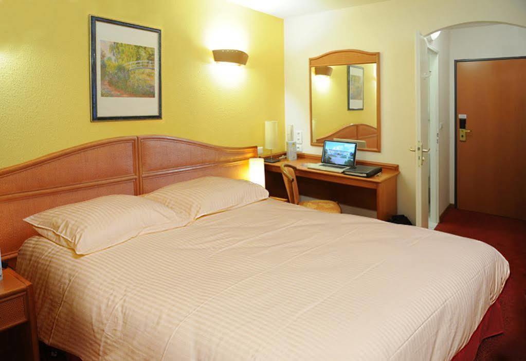 B&B Hotel Strasbourg Aeroport Holtzheim Exteriör bild